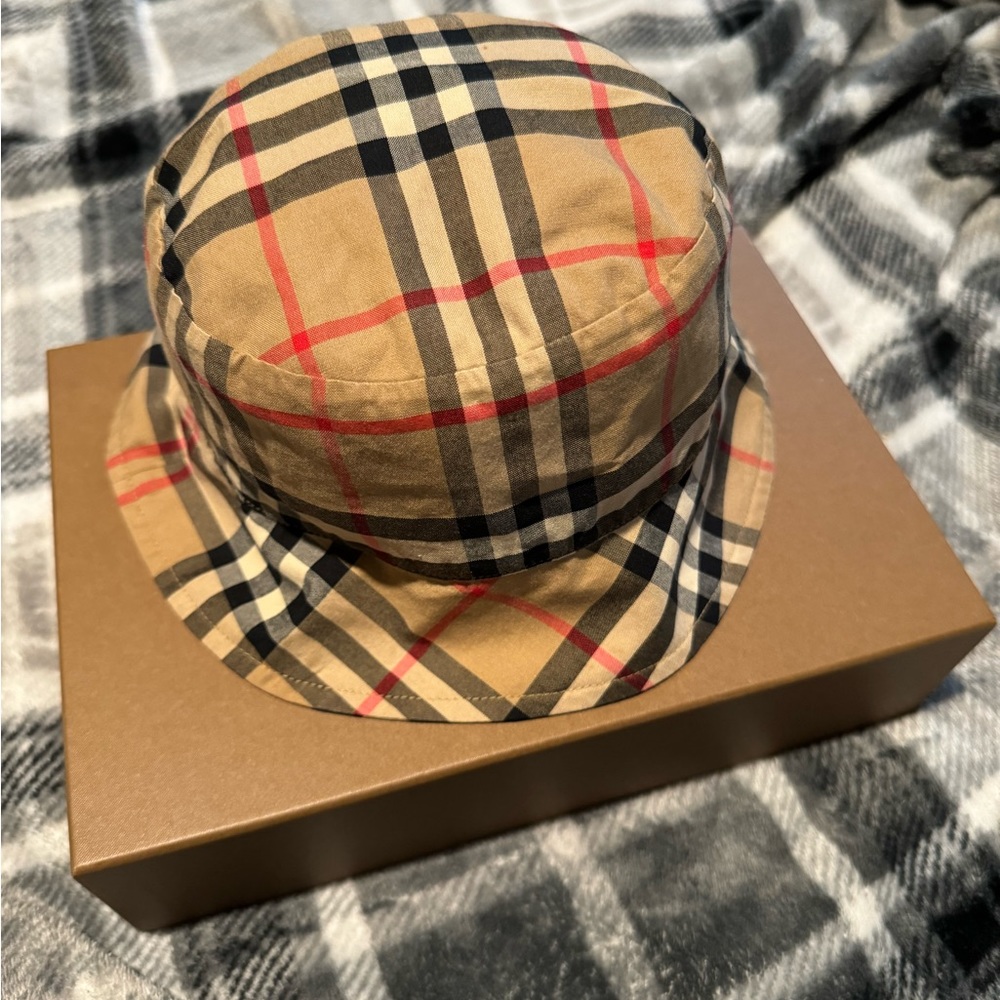 Burberry bucket hat 6-9m